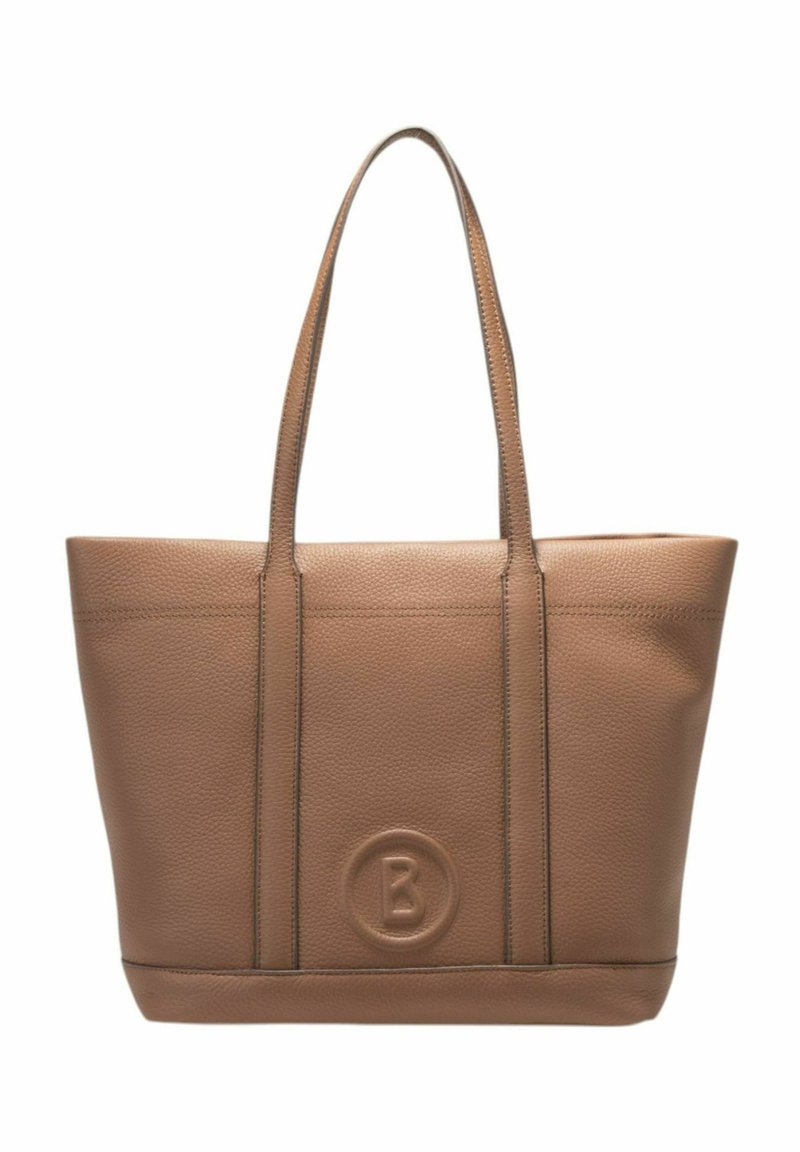 Bolso tote de cuero marrón con dos asas de hombro, superficie texturizada y logo en relieve en la parte frontal. Presenta detalles de costura vertical.