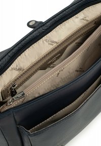 Interno della borsa in pelle blu navy con fodera beige. Presenta più scomparti, tra cui una sezione con zip e tasche organizzative.