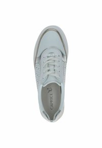 Világoskék sneaker perforált oldalakkal, bonyolult varrással és fehér talppal. A cipő fűzőlyukakkal és fűzős kialakítással rendelkezik. A Caprice márkajelzés látható.