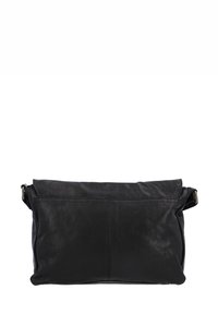 Borsa a tracolla in pelle nera con pattina pieghevole, singolo manico regolabile, texture liscia e dettagli di cucitura sottili sul fronte.