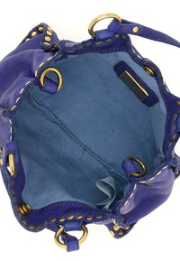 Interno di una borsa a secchiello in pelle viola con rivestimento in tessuto blu. Famosi dettagli in oro e cuciture. Presenta una chiusura a coulisse e occhielli circolari.