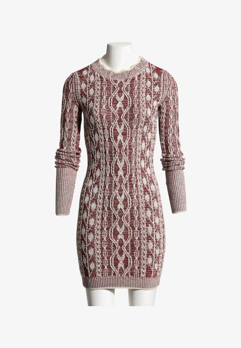 Robe-pull en maille bordeaux et beige avec motifs torsadés, manches longues et bords-côtes aux poignets et à l'ourlet sur un mannequin sans tête.