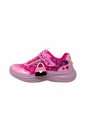 Scarpa sportiva rosa con tomaia testurizzata decorata da motivi a cuore e a fiore, punta lucida e un portachiavi a forma di lucchetto decorativo.