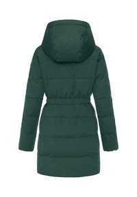 Manteau rembourré vert avec capuche, présentant des manches longues, une taille ceinturée et des sections matelassées horizontales dans le dos. Texture lisse.
