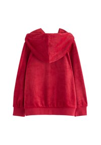 Rød fleece-hættetrøje med blød tekstur, der har en afslappet pasform, lange ærmer og en hætte med snor. Ingen synligt hardware eller mønstre.