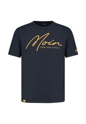 Marineblaues T-Shirt mit gelbem Text „Moin“ in großer Schrift und „Von der Küste“ darunter, kurzärmelig, kleines gelbes Etikett am Saum.