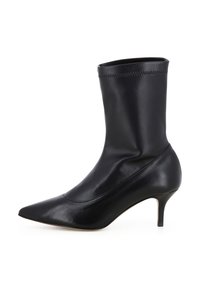 Zwarte leren enkelboot met een aansluitend ontwerp, spitse neus en een 6,5 cm hoge stilettohak. Beschikt over een zachte textuur en minimale stiksels.