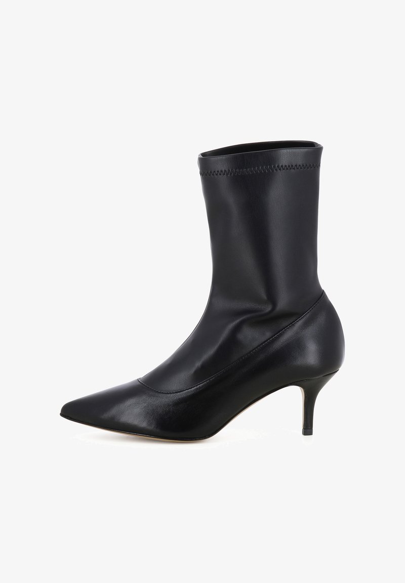 Stivale alla caviglia in pelle nera con un design aderente, punta affusolata e tacco a stiletto di 6,5 cm. Presenta una texture liscia e cuciture minime.