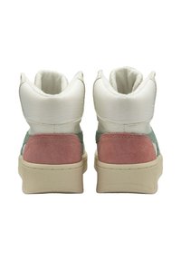 Baskets montantes avec un dessus en cuir blanc, des accents en daim vert et rose, une doublure en tissu doux et une semelle en caoutchouc beige.