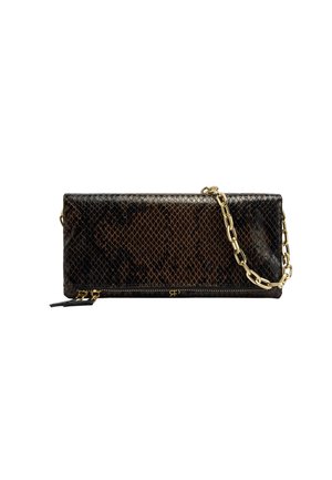 Czarna i brązowa kopertówka w wężowy wzór z złotym łańcuszkiem, z zamkiem błyskawicznym i teksturowaną powierzchnią.