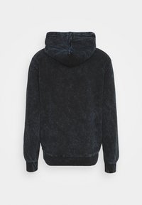 Kapuzička tmavě modré barvy, vyrobená z měkké, texturované látky. Má klokaní kapsu a žebrované manžety a lem. Hladký, ležérní design.