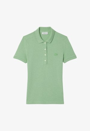 Ljusgrön polo-tröja i mjukt tyg, med klassisk krage, tre knappslå och en liten broderad logotyp på bröstet.