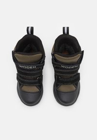 Woden ADRIAN - Botas para la nieve - pine tree green