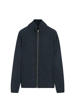Navy gebreide cardigan met een geribbelde kraag en manchetten, voorzien van een volledige ritssluiting en twee zijzakken. Zacht, gestructureerd materiaal.