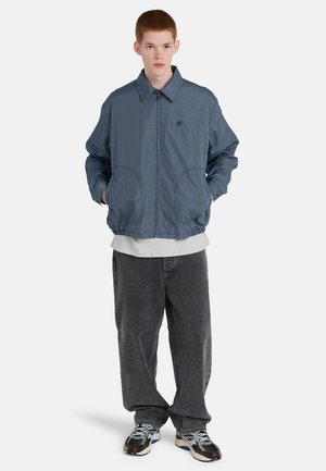 - Kurtka przeciwdeszczowa