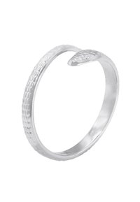 Anello d'argento con design aperto, caratterizzato da una fascia testurizzata con un motivo che ricorda le squame su ciascun lato, finitura interna liscia.
