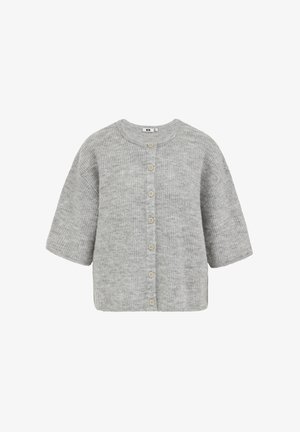 Cardigan gris en maille avec un col rond, des manches courtes et sept boutons sur le devant. Texture douce avec un motif côtelé.