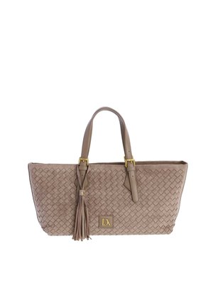 Bolso de mano de cuero tejido en color topo con dos asas, detalles de hebilla dorada, un adorno de borla y un pequeño logo cuadrado dorado en la parte frontal.