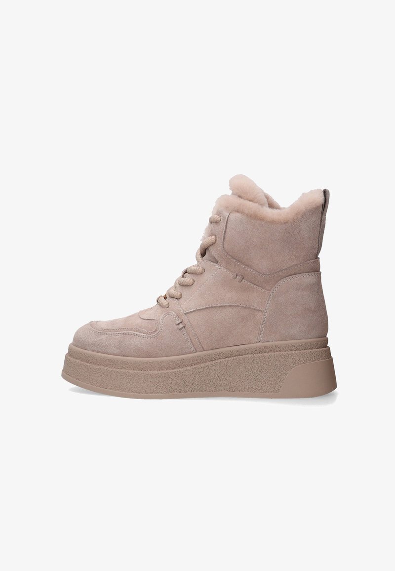 Taupe suede hoge sneakers met een gestructureerde platformzool en een zachte nepbont voering rondom de kraag. Voorzien van een standaard vetersluiting.