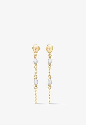 Boucles d'oreilles ton or avec un dessus texturé, une chaîne reliant deux perles blanches lisses, créant un design délicat en forme de goutte.
