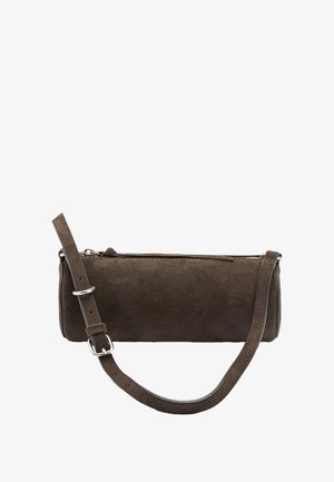 Brązowa skórzana cylindryczna torebka z zamkiem błyskawicznym i regulowanym paskiem na ramię. Gładka struktura z minimalnymi akcentami sprzętowymi.