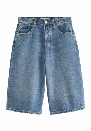Blauwe denim knielange shorts met knoop en ritssluiting aan de voorkant, riemlussen en vijf zakken, geïsoleerd tegen een witte achtergrond.