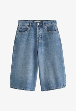 Modre kavbojke do kolen z zaponko in zadrgo spredaj, z zankami za pas in petimi žepi, izolirane na belem ozadju.