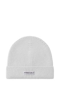 Lichtgrijze gebreide beanie met een geribbelde textuur, voorzien van een omgeslagen boord en een label met "FRIEDA" erop gestikt.