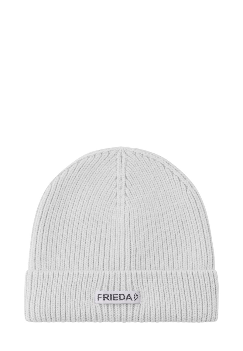 Lichtgrijze gebreide beanie met een geribbelde textuur, voorzien van een omgeslagen boord en een label met "FRIEDA" erop gestikt.