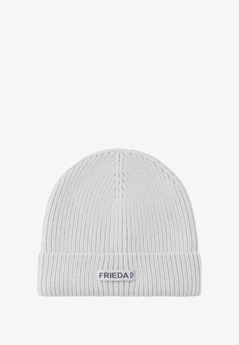Lichtgrijze gebreide beanie met een geribbelde textuur, voorzien van een omgeslagen boord en een label met "FRIEDA" erop gestikt.