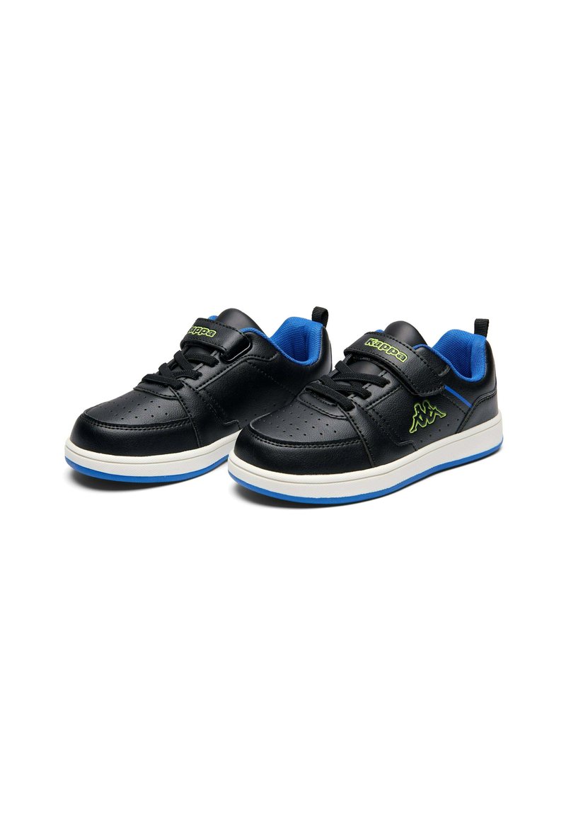 Zapatillas sintéticas negras con un diseño perforado, interior azul, entresuela blanca y acentos de logo verde. Cuenta con cierre de gancho y bucle.