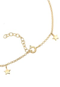 Collana dorata con una delicata catena, che presenta due charm a forma di stella e un gancio rotondo, caratterizzata da una superficie liscia e lucida.