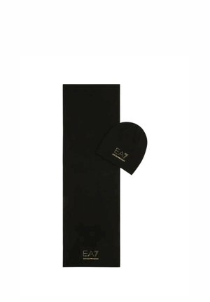 Sciarpa nera e berretto abbinato con logo EA7 Emporio Armani in lettere dorate su sfondo bianco.