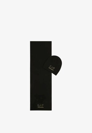 Sciarpa nera e berretto abbinato con logo EA7 Emporio Armani in lettere dorate su sfondo bianco.