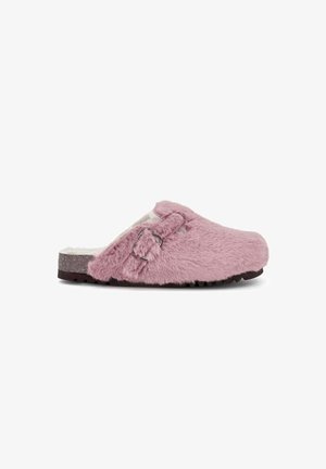 Sabot rose duveteux à enfiler avec une bride réglable à boucle et une doublure intérieure en peluche blanche, présenté en profil latéral sur fond blanc.