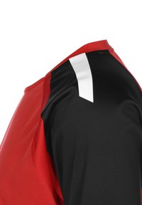 Maglia sportiva rossa e nera con spalla rossa testurizzata, corpo nero elegante e un accento bianco nella parte superiore della spalla.