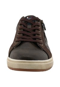 Sneaker in pelle marrone con punta rotonda, parte superiore testurizzata, suola beige a contrasto e lacci scuri. Presenta una zip laterale per un facile accesso.