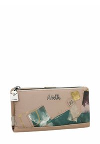 Billetera de piel rosa con estampado abstracto de acuarela en verde, dorado y marrón. Cierre de cremallera plateado y acento de logo. Forma rectangular compacta.