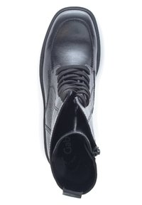 Černá kožená kotníková bota s kulatou špičkou, šněrováním vpředu a bočním zipem, pohled shora na bílém pozadí.