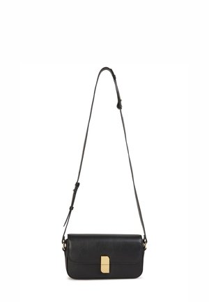 Borsa a tracolla nera in pelle con forma rettangolare, accessori in metallo dorato e tracolla regolabile, dotata di chiusura a pattina e texture liscia.