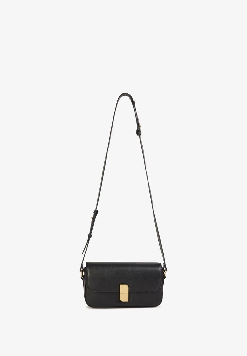 Schwarze Leder-Crossbody-Tasche in rechteckiger Form, mit goldenen Hardware-Details und verstellbarem Trageriemen, ausgestattet mit einem Klappenverschluss und glatter Oberfläche.
