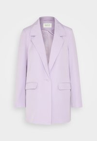 Blazer lavande avec un col cranté, une fermeture à un bouton et deux poches avant. Tissu lisse avec un motif intérieur subtil.