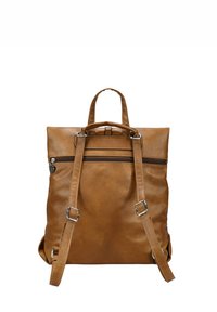 Mochila de imitación cuero marrón con un asa superior, correas ajustables, un bolsillo con cremallera en la parte delantera y textura suave. El diseño es minimalista.