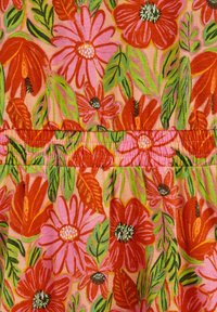 Világos virágos szövet nagy piros és rózsaszín virágokkal, valamint zöld levelekkel barackszínű alapon, ráncolt varrással díszítve.