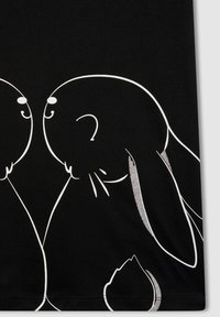 Tessuto nero con un design di due conigli contornati in bianco, con un coniglio accentuato da un dettaglio in glitter argento sull'orecchio.