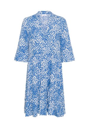 Blå og hvid mønstret kjole med V-hals, korte flagrende ærmer og et flydende design med en lagdelt nederdel. Lavet af bomuldsstof.