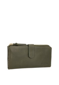 Rektangulær grøn læderpung med lynlås og frontklaplukning samt subtil logo-detalje. Glat tekstur, minimalistisk design.