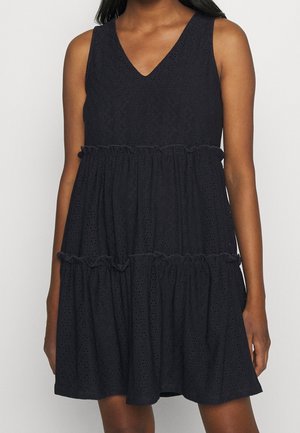 Czarna bawełniana sukienka bez rękawów z dekoltem w serek i warstwową, marszczoną spódnicą z detalami haftu ażurowego.