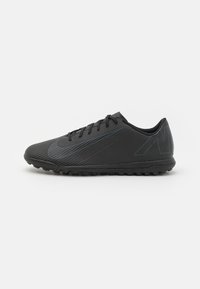 Zapatillas deportivas negras con parte superior de sintético texturizado, cordones a tono y suela estampada con pequeños tacos de tracción para un mejor agarre.