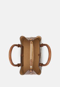 Bolsa estruturada com exterior texturizado, apresentando couro em relevo crocodilo de tom castanho e interior liso em castanho claro. Compartimento com fecho incluído.